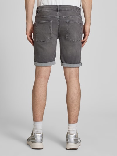 Männermodel trägt Regular Fit Bermudas aus Baumwoll-Mix mit Viskose-Anteil Modell 'PLY' von Only & Sons, Denim-Optik, Ganzkörperansicht Rückansicht