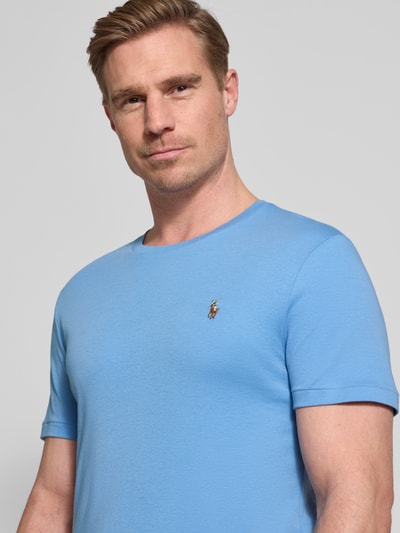 Männermodel trägt Regular Fit T-Shirt aus reiner Baumwolle von Polo Ralph Lauren, Optik: Unifarben, Logo-Stitching, Jersey, Nahaufnahme Oberkörper
