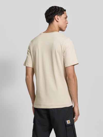 Männermodel trägt T-Shirt mit Label-Print im 3er-Pack Modell 'ETHAN' von Jack & Jones in beige, rechte katoen, regular fit, rugaanzicht