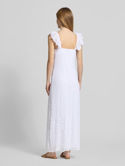 Frauenmodel trägt Midikleid mit Spitze und Schleifen-Detail von Gina Tricot, weißer Material-Mix mit Stretch-Anteil, Volants, Körpernaher-Schnitt, Rückenlänge 117 cm, Brustweite 32 cm, Ganzkörperansicht Rückansicht.