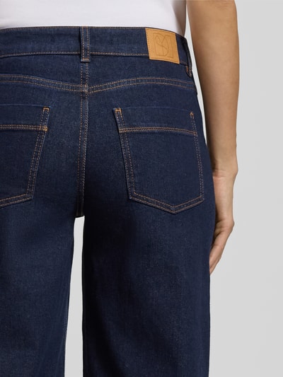 Frauenmodel trägt Jeans mit 5-Pocket-Design von Someday, dunkelblau, lockerer Schnitt, Baumwoll-Mix, Ganzkörperansicht Rückansicht.