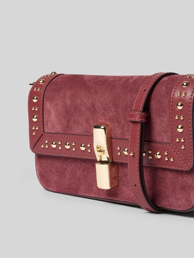 Produktfoto, Crossbody Bag aus echtem Leder Modell 'Iride' von FURLA, bordeauxrote tas met studs, overslag, afneembare schouderband, Hoofdvak, Breedte maat 1: 26 cm, Lengte maat 1: 14 cm, Diepte maat 1: 6 cm, bandlengte maat 1: 112 cm