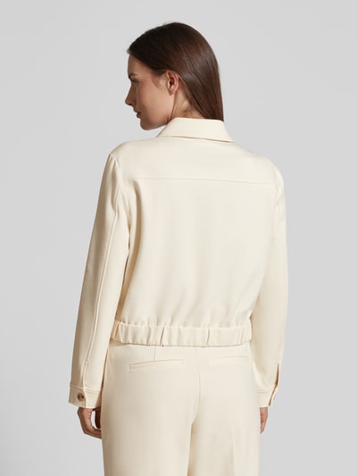 Vrouwenmodel draagt Relaxed Fit Hemdjacke mit Viskose-Anteil van s.Oliver RED LABEL, effen licht beige, elastische zoom, lange mouw, achterkant, volledige lichaamsaanzicht rugaanzicht.