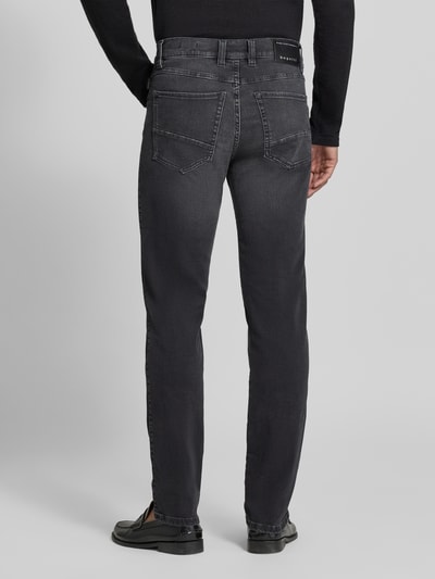 Mężczyzna nosi Regular Fit Jeans im 5-Pocket-Design von bugatti, mieszanka bawełny, krój regular fit, 5 kieszeni, zapięcie na guzik i zamek błyskawiczny, Szerokość w rozmiarze 32/32: 43 cm, Długość wewnętrzna nogawki w rozmiarze 32/32: 82 cm, widok całej sylwetki z tyłu