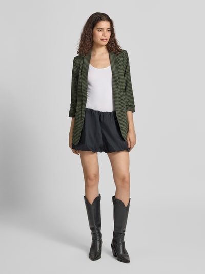 Modelka kobieca nosi Shaped Fit Longblazer mit Schalkragen model 'BOSELLA' od PIECES, zielono-czarny wzór, gładka tekstura, widok całej sylwetki z przodu.