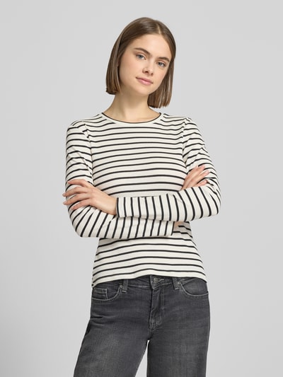 Modelka nosi Slim Fit Langarmshirt aus Baumwoll-Mix von Pieces, biały w czarne paski, krój slim fit, rippstrick, widok z przodu, ujęcie do pasa.