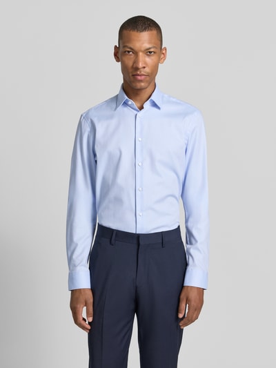 Männermodel trägt Slim Fit Business-Hemd mit Kentkragen von Jake*s aus Reine Baumwolle, extralang, Knopfleiste, Sportmanschetten, abgerundeter Saum, Rückenlänge 83 cm, Schulterbreite 41 cm, Ärmellänge 71 cm, Ganzkörperansicht von vorne.