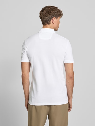 Męskimodel nosi białą koszulkę polo Regular Fit Poloshirt aus reiner Baumwolle model 'PIO 1' od BOSS Green, gładka, Ganzkörperansicht Rückansicht.