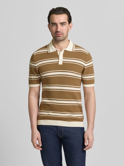 Männermodel trägt Slim Fit Poloshirt in Strick-Optik von MCNEAL, braun mit cremefarbenen Streifen, reine Baumwolle, Ganzkörperansicht von vorne.