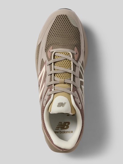 Produktfoto, Sneaker mit Label-Detail Modell 'UTRNAC' von New Balance in Braun- und Beigetönen, abgerundete Form, Schnürung, strukturierte Sohle, Absatzhöhe 5 cm, Schafthöhe 7 cm, Schaftweite 8 cm, Mesh-Struktur und glatte Texturen