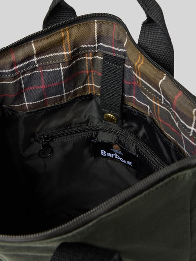 Produktfoto, Rucksack mit Label-Patch Modell 'FIELD WAX' von Barbour, grünes Außenmaterial, gemustertes Innenfutter, Herren Rucksack von Barbour