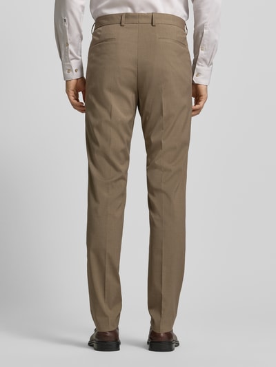 Männermodel trägt Regular Fit Anzughose mit Viskose-Anteil von s.Oliver BLACK LABEL in Melange, mit Bügelfalten, Gesäßtaschen, Chambray, Ganzkörperansicht Rückansicht.