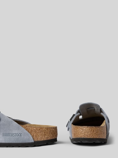 Produktfoto, Clogs aus Leder mit Dornschließe Modell 'Boston' von Birkenstock in Grau, echte Lederstruktur, runde Form, 3 cm Absatz, Schlupfform