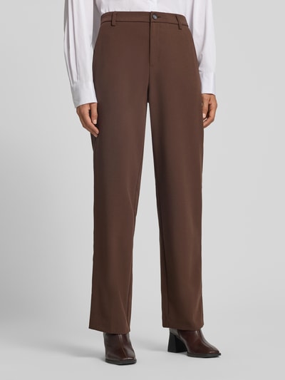 Vrouwenmodel draagt Straight Fit broek met steekzakken van Christian Berg Woman, bruin, met viscose, vooraanzicht van het hele lichaam. Bandwijdte maat 36: 38 cm, binnenbeenlengte maat 36: 78 cm.