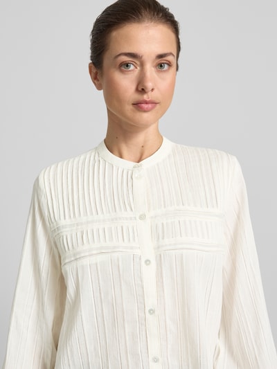 Frauenmodel trägt Bluse mit Mao-Kragen und Pointelle-Muster von Jake*s Casual aus reiner Baumwolle mit Knopfleiste, Nahaufnahme Oberkörper.