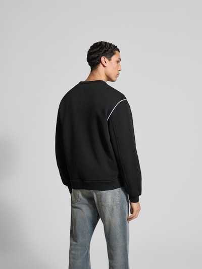 Männermodel trägt Sweatshirt aus reiner Baumwolle von Kenzo in Schwarz mit Label-Detail, lockerer Passform, elastischen Abschlüssen, Rückenlänge bei Größe M 65 cm, Ganzkörperansicht Rückansicht.