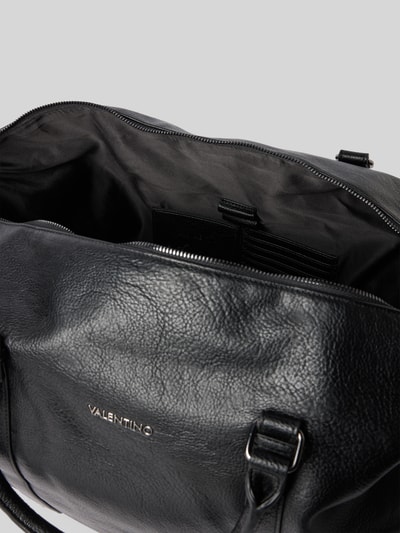 Produktfoto, Weekender mit Label-Detail von VALENTINO BAGS in Schwarz mit Hauptfach, Reißverschluss, Tragehenkel und Schulterriemen, 66x40x22 cm