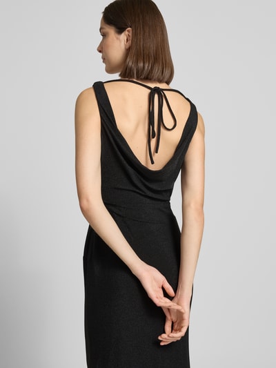 Modelka nosi Abendkleid mit Wasserfall-Ausschnitt von Laona, czarny, krój slim fit, rafinowane drapowania, sznurowanie z tyłu, długość tyłu w rozmiarze 36: 128 cm, szerokość w rozmiarze 36: 42 cm, zdjęcie całej sylwetki z tyłu.