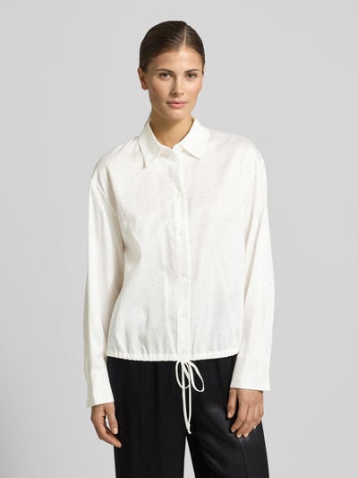 Frauenmodel trägt Relaxed Fit Hemdbluse aus reiner Baumwolle von s.Oliver RED LABEL, Optik: Unifarben, Strassteine, Hemdkragen, Langarm, Ganzkörperansicht von vorne.