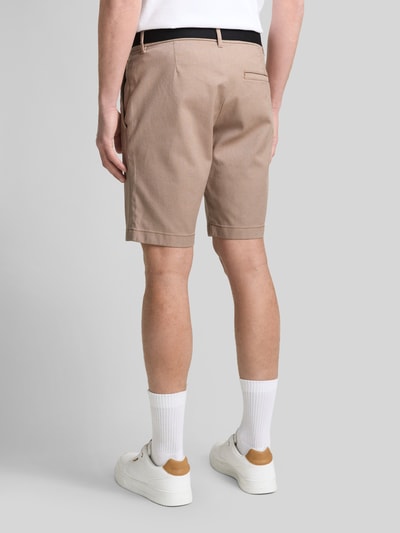 Männermodel trägt Regular Fit Chinoshorts aus Baumwoll-Mix von Tom Tailor Denim in Bi-Color Optik, mit Gürtel und Gesäßtasche, Ganzkörperansicht Rückansicht.