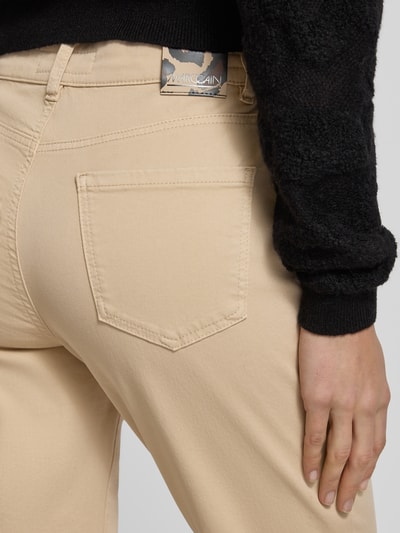 Kobieta modelka nosi Jeans mit 5-Pocket-Design od Marc Cain, beżowy kolor, tkanina z bawełny ze stretchem, ujęcie detailowe tyłu.