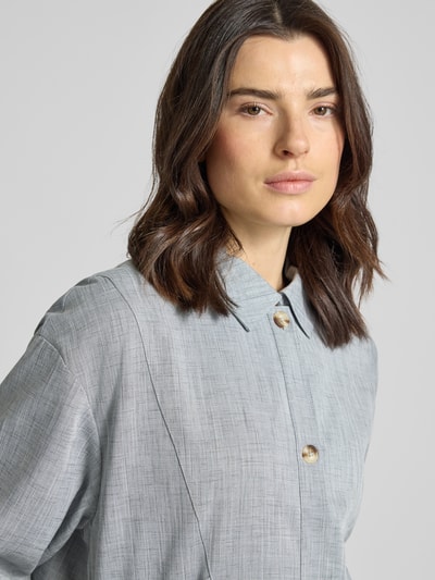 Vrouwenmodel draagt Cropped Jacke mit Eingrifftaschen van Jake*s Collection, lichtgrijs materiaalmix met viscose, knoopsluiting, platte kraag, steekzakken, Nahaufnahme bovenlichaam