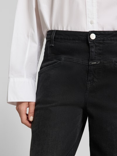 Frauenmodel trägt Barrel Fit Jeans mit Label-Detail Modell 'STOVER-X' von Closed, Schwarzton, Baumwoll-Elasthan-Mix, Nahaufnahme Oberkörper.