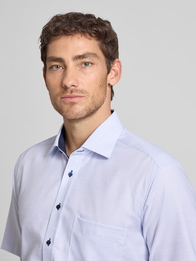 Männermodel trägt Comfort Fit Business-Hemd aus Baumwolle mit Kentkragen von ETERNA, Reine Baumwolle, 1/2-Arm, Nahaufnahme Oberkörper.
