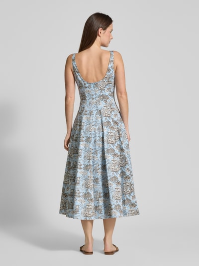 Vrouwenmodel draagt Regular fit midi-jurk met bloemen all-over print model 'Wells' van Staud in katoenmix, mouwloos, plooi-look, naadritssluiting, ruglengte maat 36: 99 cm, borstwijdte 43 cm, geheel in lichtblauw en bruin, volledig zicht van achteren.