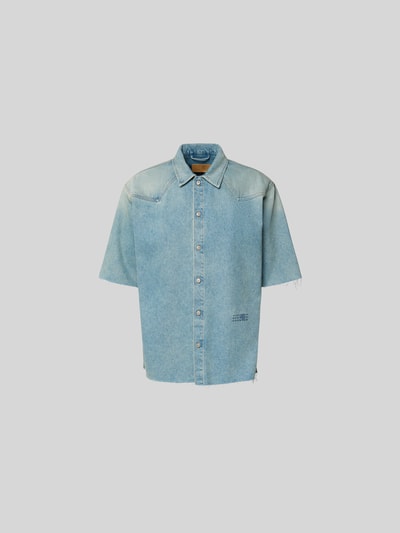 Produktfoto, Relaxed Fit Jeanshemd mit Logo-Stitching von MM6 Maison Margiela in hellem Blau, reine Baumwolle, Kentkragen, Halbarm.