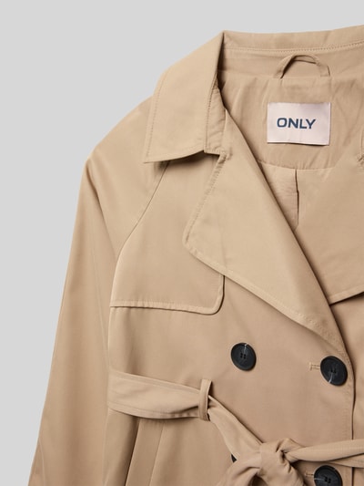Produktfoto, Regular Fit Trenchcoat mit Reverskragen Modell 'CHLOE' von Only, beige, unifarben, doppelreihig, Bindegürtel, Nahaufnahme Oberkörper
