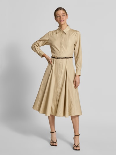 Frauenmodel trägt Regular Fit Blusenkleid aus reiner Baumwolle Modell 'STAFFETTO' von Max Mara, Optik: Unifarben, Midi-Länge, Hemdblusenkragen, Teilungsnähte, Kellerfalten, gelegte Falten, verdeckte Knopfleiste, Gürtel, Ärmelform: Langarm, Manschette, Material: reine Baumwolle, Ganzkörperansicht von vorne.