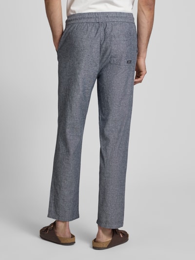 Männermodel trägt Hose aus Baumwoll-Leinen-Mix mit elastischem Bund von Blend, graue Struktur, Regular Fit, Rückansicht Ganzkörperansicht.