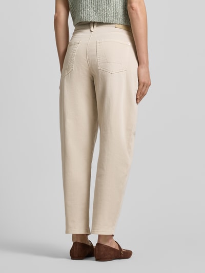 Frauenmodel trägt Stoffhose mit 5-Pocket-Design Modell 'DANNI' von MAC in Beige, lockerer Schnitt, Baumwoll-Mix, Ganzkörperansicht Rückansicht.