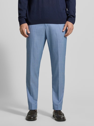 Männermodel trägt Anzughose aus Schurwoll-Mix mit Bügelfalten von Pierre Cardin, Slim-Fit, hellblau, feiner Anzug-Stoff, Ganzkörperansicht von vorne. Bundweite bei Größe 50: 44 cm, Innenbeinlänge bei Größe 50: 82 cm, Modell 'Ryan'.