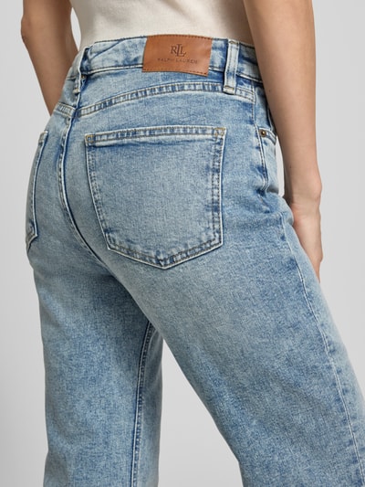 Vrouwenmodel draagt Straight Fit Jeans uit katoenmix van Lauren Ralph Lauren in denimlook met labelpatch en 5-pocketmodel. Detailopname rugaanzicht.