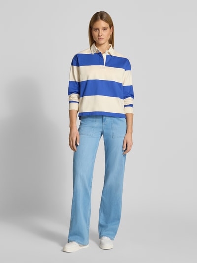 Vrouwenmodel draagt lichte broek straight fit model 'Liz Urban' van Angels, katoenmix, opgestikte zakken, vooraanzicht full body.