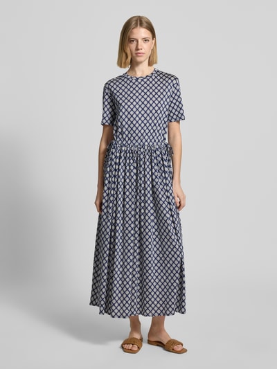 Frauenmodel trägt Tailliertes Freizeitkleid aus reiner Baumwolle Modell 'FASCINO' von Weekend Max Mara mit Optik: Allover-Muster, Midi-Länge, Rundhals, Raffung, Ärmelform: Kurzarm, Saum: Gerade in Blau-Weiß, strukturierte Oberfläche, Ganzkörperansicht von vorne.