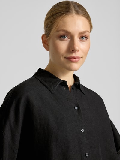 Vrouwenmodel draagt Regular Fit Bluse aus Leinen-Viskose-Mix Modell 'BISENAS' van BOSS Orange, effen, overhemdkraag, korte mouw, materiaal met lichte textuur. Close-up bovenlichaam.