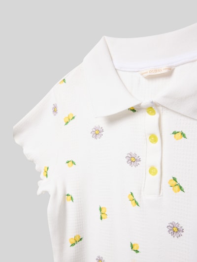 Produktfoto, Slim Fit Kleid mit Polokragen von Guess, biała bawełna, krój slim fit, kwiatowy nadruk, krótkie rękawy, faktura pikowana
