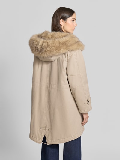 Modelka nosi beżową parkę Regular Fit Parka aus reiner Baumwolle von Marc O'Polo, widok całej sylwetki z tyłu.