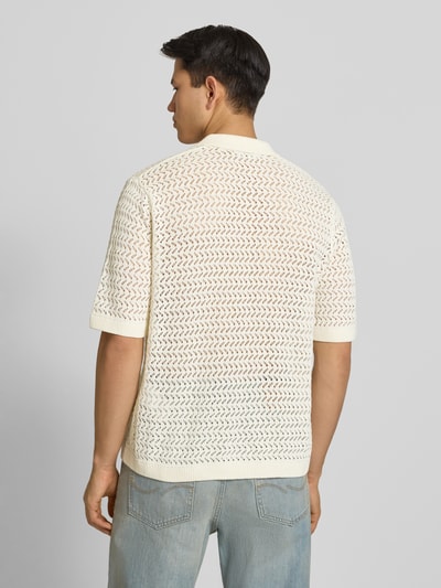 Männermodel trägt Regular Fit Poloshirt aus Baumwoll-Mix Modell 'NYLE' von Only & Sons in cremefarbener Strickoptik mit Strukturmuster, Ganzkörperansicht Rückansicht.