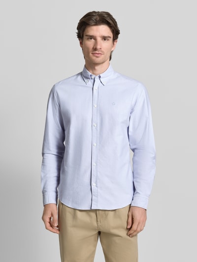 Männermodel trägt Regular Fit Freizeithemd aus reiner Baumwolle Modell 'LIAM' von BOSS, Optik: Unifarben, Piqué, Ganzkörperansicht von vorne.