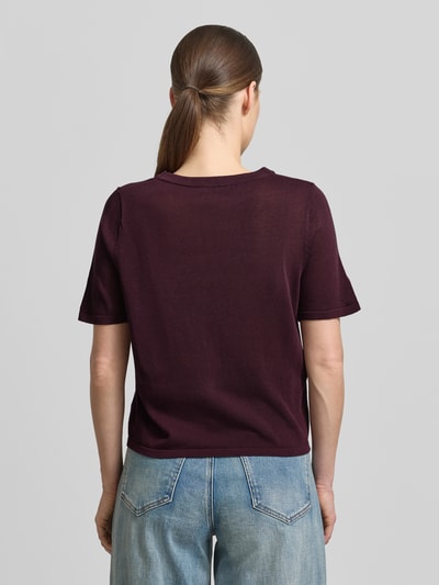 Frauenmodel trägt T-Shirt mit Rundhalsausschnitt Modell 'TENCYM' von Mango in dunklem Rot, Material-Mix mit Lyocell, Ganzkörperansicht Rückansicht.