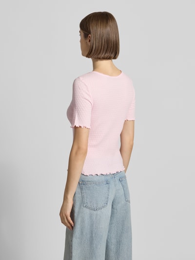 Frauenmodel trägt Damen T-Shirt mit Rundhalsausschnitt und Spitzenbesatz, Körpernaher-Schnitt, Muschelsaum, Label-Stitching, reine Baumwolle, Modell 'Lune' von OH APRIL, Rückenlänge bei Größe S 48 cm, Ganzkörperansicht Rückansicht.