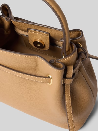 Produktfoto, Handtasche mit Tragehenkel Modell 'Romina' von MANGO in Beige mit strukturiertem Lederlook, Magnetverschluss, Hauptfach, Schulterriemen, Breite 17 cm, Länge 19 cm, Tiefe 11 cm, Länge Schulterriemen 116 cm.