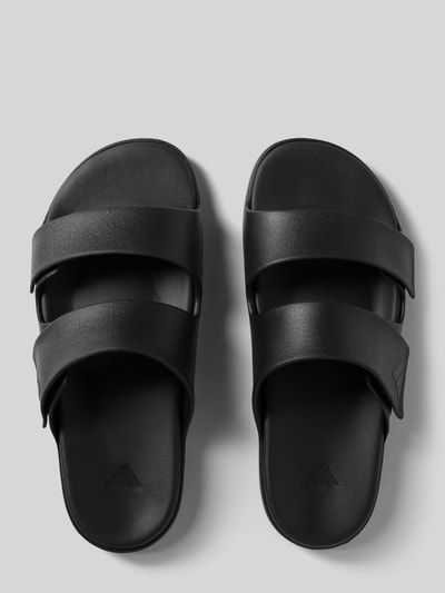 Produktfoto, Badeschuhe mit Label-Prägung Modell 'ZNCAPE SANDAL' van adidas Sportswear, look: effen, punt van de schoen: open teen, hakvorm: plat, label in reliëf, comfortmodel/open, zool: gestructureerd