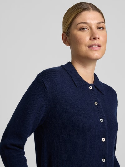 Vrouwenmodel draagt gebreid jack van Kasjmiermix met lanawol, regular fit, knoopsluiting, platte kraag, Model 'Gina' van 0039 Italy, Nahaufnahme bovenlichaam.