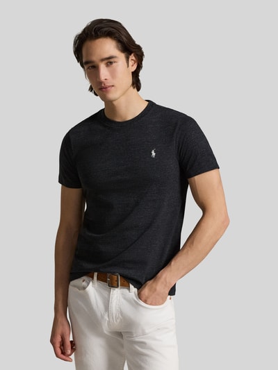Männermodel trägt Regular Fit T-Shirt aus reiner Baumwolle von Polo Ralph Lauren in Schwarz, unifarben mit Logo-Stitching, Ganzkörperansicht von vorne.