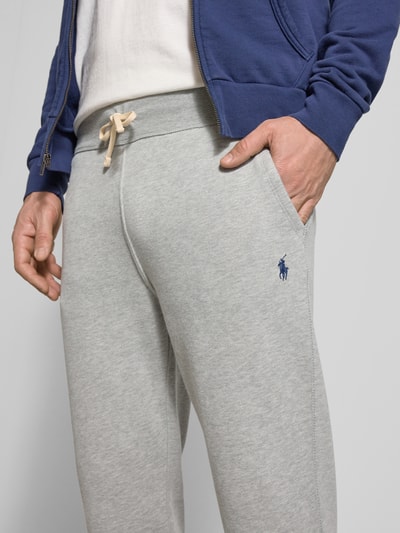 Männermodel trägt Regular Fit Sweatshorts aus Baumwoll-Mix von Polo Ralph Lauren, Optik: Unifarben, Logo-Stitching, Nahaufnahme Oberkörper.